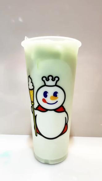 蜜雪冰城新品 蜜雪冰城薄荷新品!冰淇淋直接封神🍦
薄荷脑袋速来!蜜雪冰城这波新品我替你们尝过了👇
🍃 薄荷奶绿
点的少冰三分糖,第一口偏甜,奶味不算重,喝到后面薄荷感会慢慢上来,会觉得苦,整体中规中矩。对比下来,还是薄荷奶绿鼻祖——更对胃口~
🍦 薄荷冰淇淋
!!!这个才是真惊喜!
薄荷味超浓,清清凉凉完全不腻,比原味清爽太多了,夏天吃一口直接降温,巨解腻!
黑脆筒也很搭薄荷绿,属于好看又好吃!
#蜜雪冰城新品 #蜜雪冰城薄荷冰淇淋 #薄荷奶绿测评 #蜜雪冰城测评