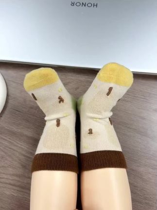 被问爆的林间宝宝袜来啦✨太好看啦‼️ 配色像打翻的莫奈调色盘 无骨缝头,贴合小脚丫不硌脚 A类品质 ,给娃穿超安心👶 弹力绝绝子,不勒小肉腿 可爱又好穿,搭配小鞋子超萌 宝妈速囤,宝宝脚丫的温柔守护~ #宝宝袜子 #秋冬袜子 #宝宝袜子推荐 #儿童袜子推荐 #儿童袜子🧦