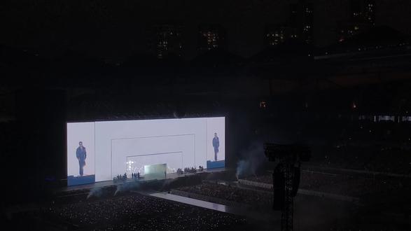 谢霆锋演唱会戒断ing
定位:深圳大运体育场302区15排15号
看不到真人,但是全场舞台效果尽收眼底