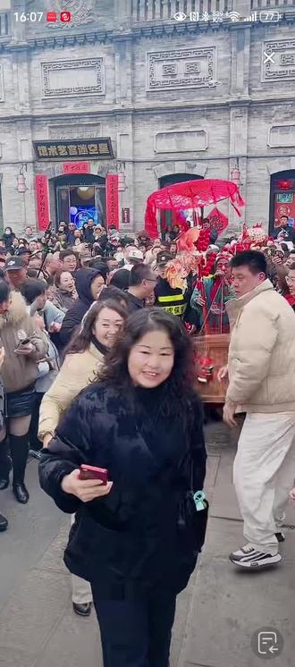 今天这人多的把货郎哥也搞晕了#民间艺术表演 #太原古城卖货郎 #太原古城显眼包 #卖货郎杨翔