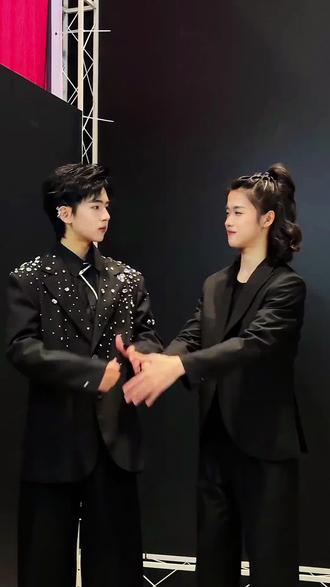 和新搭档来套丝滑小连招#弥渡山歌#热门音乐🔥#手势舞#和小伙伴一起跳舞 @DOU+小助手 @抖音小助手 @抖音创作小助手