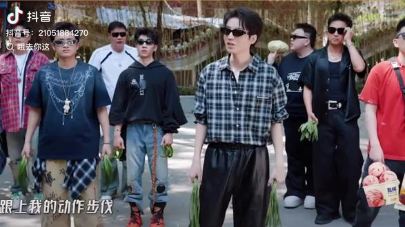 超哥#邓超 找他他叫王俊凯,他没有抖音你找他借粉能借很多很多,因为他没抖音哈哈哈哈哈哈哈哈哈