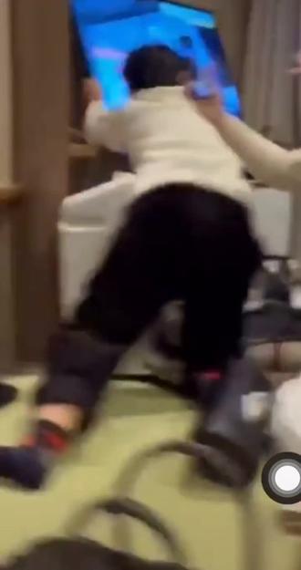 日本刚放完“狠话”,老天爷就给了个“大逼兜”?
今晚这瓜保熟!就在刚刚,北京时间12月8日晚上10点15分,日本那边的地壳又“发脾气”了!这次震中位置在青森县附近的海里(也就是本州东岸近海),具体位置大概是北纬40.96度,东经142.59度。根据咱们的监测数据,这一下子震级达到了7.8级左右!虽然最终结果还得等官方正式速报,但这动静绝对小不了。日本气象厅那边反应也很快,立马就发布了海啸预警咱们最关心的肯定是:会影响咱们这边吗?
目前来看,震中离咱们海岸线还有段距离,且主要是日本本州东岸受影响。不过,海啸这东西瞬息万变,咱们虽然在岸上吃瓜,但也得为那边的华人和游客捏把汗。#高市早苗的涉台言论对台海局势有何影响#