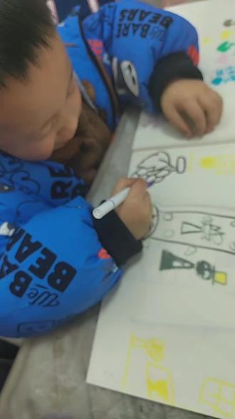 #简笔画 #被逼疯的家长 中午就吵着要我教画汉堡🍔,睡一觉我以为他搞忘了,结果大半夜了还记得