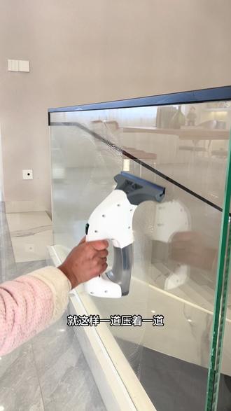 玻璃楼梯清洁很简单的,工具选对,轻松的擦干净。#大扫除 #擦窗机 #玻璃楼梯清洁#玻璃楼梯 #自建房大扫除