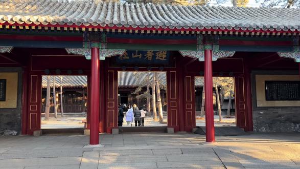 避暑山庄#避暑山庄 #园林景观 承德避暑山庄,冬季是不开放山区面积游览的,整体开放的时间是每年5.1-10.1只有很短的五个月。其他时间封山防火。不要自驾,承德没有停车位。加油站的工作人员说承德人不买车,买车是累赘。整个城市依山而建,寸土寸金没有地方规划停车位。