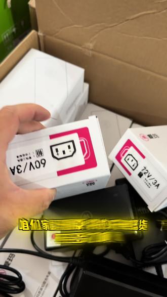 分享我的爱玛充电器 最近在用的爱玛充电器还挺靠谱的~是原厂配套的,做了防水灌胶处理,品质确实不错#爱玛充电器 #电动车配件 #电动车维修