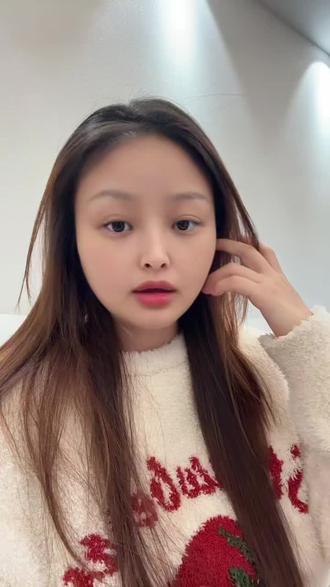 每次黄金和白银暴涨之后,风险大爆发的开始 大家不要碰低定金锁价的模式了,一手交钱一手交货才是真的,实物才是真的。因为很多关注我的姐妹都有买大黄和小银,最近事情太多了,所以发视频提醒一下大家。
理由超简单:
定金锁价=别人拿你钱赌涨跌
全款现货=金子银子实实在在揣兜里
价格涨涨跌跌都是市场规律,
踏实攒金,稳稳的幸福~
#水贝黄金#白银 #水贝 #黄金