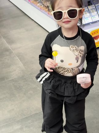 我有个女儿 她古灵精怪调皮可爱 每天就像一个小话唠 甚至觉得她好烦呐 可是她又是我的精神支柱 常常觉得拥有她 是我的幸运 谢谢你出现在我的世界里 从此枯燥的生活里多了一道彩虹 #我的女孩👧🏻 #萌娃穿搭 #生女儿就是用来打扮的 #女童穿搭 #生女儿就要这样穿