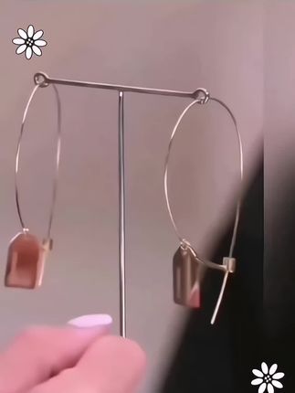 终于知道于文文为什么这么喜欢戴这个标签耳环了,戴上真的太好看了!简约又百搭的设计,不管你是披头发还是扎头发,都超级好看。材质是925银#耳饰搭配 #时尚饰品 #每日分享 #耳饰 #仙女必备