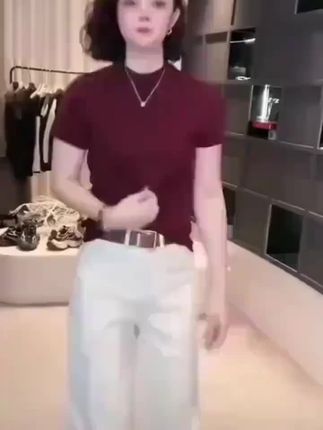 早春圆领设计感时尚百搭短袖显瘦上衣#早春新款 #百搭t恤 #短袖T恤 #谁穿谁好看 #内搭外穿都好看