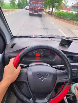 单手开车都是新司机,双手开车才是老司机,你们认同不?#考驾照 #科目一科目四理论技巧辅导 #固定机位安全拍摄 #开车第一视角 #手动挡