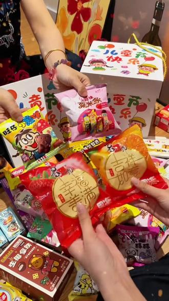 六一儿童节零食大礼包送女友整箱520礼物百草味网红爆款男孩巨型 #六一零食大礼包 #520惊喜礼物 #巨型零食礼盒 #百草味网红零食 #情侣送礼好物@DOU+上热门 @抖音作者助手 @抖音小助手