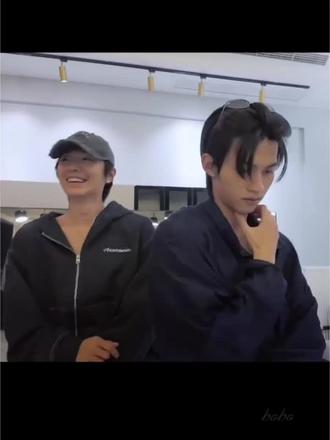 这段可以看100遍!哈哈哈哈,太可爱了!!!#云旗#郝熠然#练习室