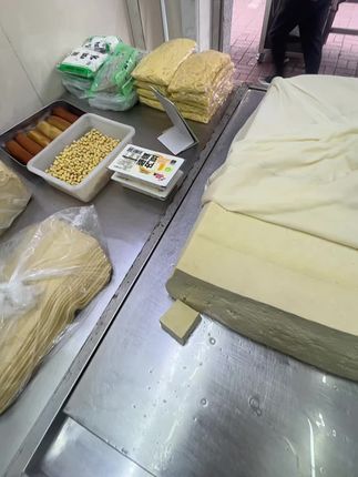 切豆腐 有点冷,还好我的豆腐挺热乎的 #卤水豆腐 #豆腐的神仙吃法 #豆腐西施#微胖女生 @小清龟
