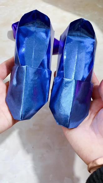 这个纸是正方形的,只要用的纸不是特别出格,只要是稳重点的颜色就行,七色纸中的颜色是很好的#我的手工作品 #手工diy #清明节 #男士鞋 #寒衣节