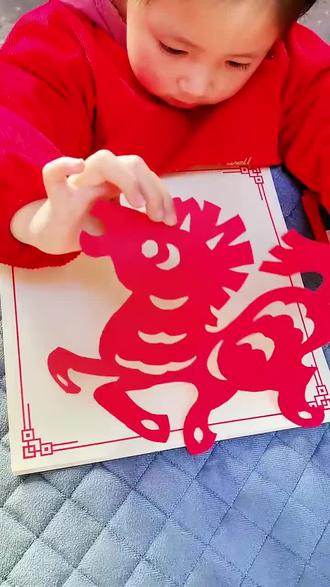 寒假在家别让孩子总是抱着手机玩不撒手了,给他一套马年窗花剪纸剪起来,锻炼动手能力提升专注力培养耐心,剪好也成就感满满!亲子一起剪其乐融融年味不就来了嘛#窗花剪纸 #新年剪纸 #儿童手工 #亲子手工 #年味
