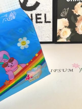 #wigglewiggle 我去,这到底是砖头还是纸巾啊?还是清风和wiggle 联名的,九块九到手六包也就算了,每包都有足足三百二十张,真的巨磁石,清风家的质量你不用怀疑,纸张柔韧亲肤。没有荧光增白剂,还是四层加厚的,你听听这声音就知道有多结实了,而且我使劲搓也没有掉毛掉屑,沾了水都能直接当湿巾用了。关键九块九到手可是这么一大提啊