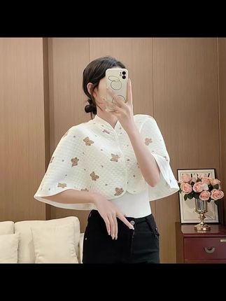 夏天吹不了空调的姐妹一定要入手这件护肩披肩,它不仅可以当做月子服来穿,还可以当做空调衫,特别适合女生生理期的时候去穿,平时在家当个睡衣穿也非常的舒服。而且出门的话也不用担心会尴尬,既可以遮肉又可以防晒,真的是太实用了,喜欢的朋友赶紧点击链接购买吧!#穿搭分享 #简约搭配 #短袖推荐 #新款穿搭 #搭配日常