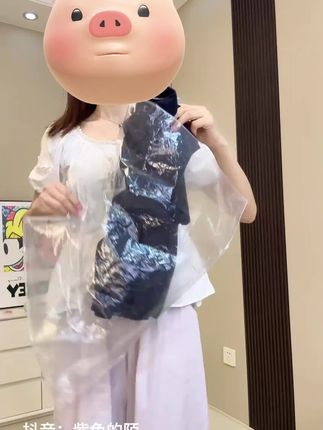 被追着问链接的校园男神穿搭! 2025新款无袖polo套装,坎肩配短裤,翻领显贵,冰丝面料超凉快。白袜搭运动鞋,时髦炸街,运动会、日常穿都绝。库存告急,速给娃安排!#男童夏季套装#校园男神ootd#潮童炸街#男童潮酷穿搭#儿童俏皮可爱穿搭#