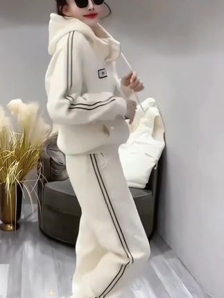 秋冬季新款时尚加绒卫衣套装女宽松大码连帽显瘦气质两件套#说好的随便穿穿呢 #卫衣套装 #休闲套装#早秋高智感职场穿搭 #通勤穿搭