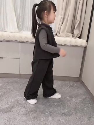 终其一生 我们都在找的是能看的住你闲 能听得进去你说的话 看得见你的委屈并维护你 照顾你的小情绪在一起好好吃饭的人#情感共鸣 #萌宝潮童穿搭 #女童三件套 #高品质童装