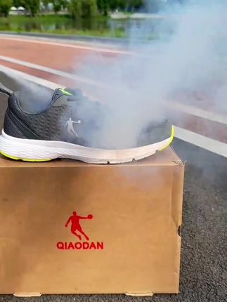 这双鞋子不仅颜值高,而且透气性也很好,夏天穿上去完全不会觉得 闷热。#透气舒适不臭脚 #好穿不累脚 #运动休闲 #抖音小助手dou上热搜榜