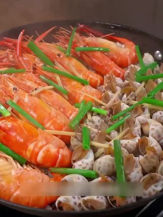 【盐焗海鲜·本真之味】精选带膏罗蛳虾与鲜嫩黄鱼,以粗海盐与香料焗烤,锁住原鲜。肉质紧实弹牙,咸香交融,风味层次丰富。操作简便,一盐多用,家庭海鲜宴轻松达成。#好物推荐🔥 #种草好物 #海盐