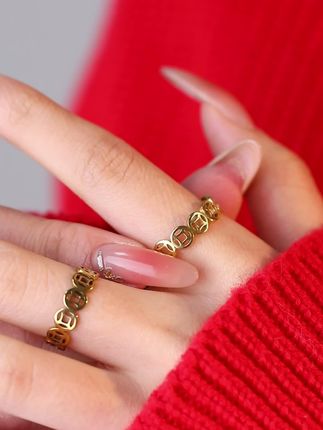 听说每个女孩手上都一款素圈戒指因为它的广告语是:“过往不究,爱自己才是终身浪漫的开始”。#素圈戒指