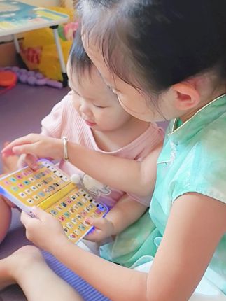 自从买了这个儿童早教手机,两姐妹两一天天在房间静悄悄也不作妖了#益智玩具 #儿童早教手机 #让孩子远离手机 #脑力开发