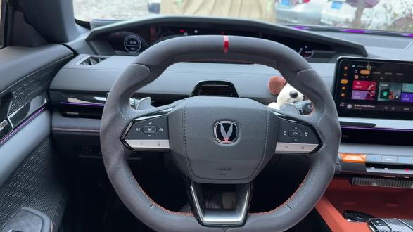 长安专用电动手机支架,原车开模无缝安装,专车专用所以车型都有,5KG乘重,机械锁止,防坠防抖,自带超大容量电池,无惧断电依然可用,配有360度万向头随意转动,颜值实用性都在线,实在太好用了#车载手机支架#长安汽车 #车品#汽车好物#专车专用