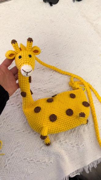 长颈鹿包包主体钩织教程(新手友好版) 谁能拒绝一只软fufu的长颈鹿包包啊!
零基础也能钩,超详细长颈鹿包包钩织教程,基础针法,全程无难度,跟着钩,新手也能一次成功!
#钩织教程 #长颈鹿包包 #手工包包 #新手钩织 #手工礼物