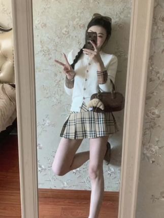 姐妹们快看过来,这条超火的小裙子简直太美了!春天穿它出去玩特别合适,而且超级百搭,不管是搭配卫衣、衬衫还是小吊带都很好看,上身效果超赞,显得人既年轻又漂亮,分分钟变身青春少女。如果你喜欢这种风格的衣服,那就赶紧入手吧,让你的 wardrobe焕然一新!#今日穿搭 #高跟鞋穿搭 #爱了爱了 #出游穿搭 #学院风穿搭