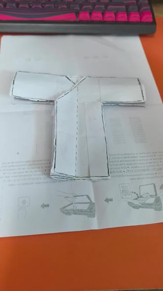 最近老刷到汉服的内容,我就在想归根结底是古代衣服,考虑到古代没有缝纫机,其制作应该是比现代要简单的,不会搞那么多裁片缝合,应该是一整块布料的平面裁剪。当我尝试用A4纸折一下的时候,就有点搞不明白,为啥汉服会出现交领款,不是对襟制作更简单吗?交领是怎么制作的呢?#汉服