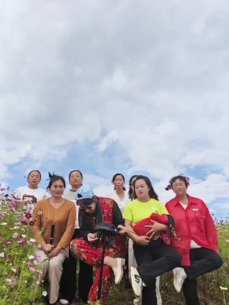 开着心爱的宝马,拉上好姐妹们旅游去了,还有没有搭顺风车的,我来接你😜😜😜,#拖拉机上坐的全是明星 #开心就好🌷🌹