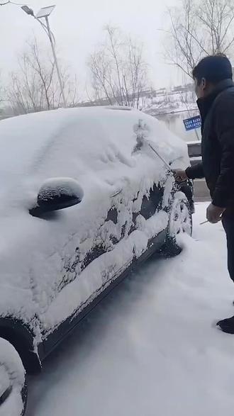 新年初始、雪落为安,2026第一场雪的馈赠,藏着一整年的好运气,2026年的第一份浪漫,是初雪捎来的好征兆。落雪无声、化雪无痕,像极了我们的一生。忽然回首、又是一年,愿日子清欢,岁岁安暖。