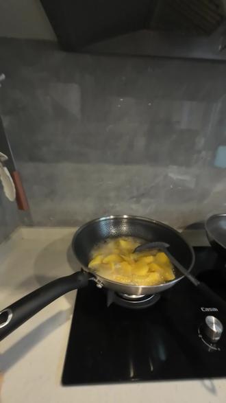 除夕年夜饭,一人一道菜,我的是铁板鱿鱼须(非常好吃🥢(๑╹ڡ╹๑))!春节配上侄女的生日更配🎂🎂