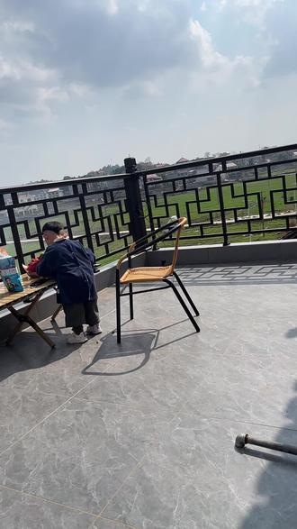 这个小凡凡,要我帮忙了就喊清甜的妈妈,不要帮忙的时候姑姑都不喊😠