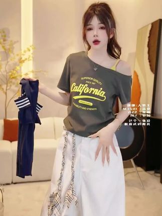 港风复古chic短袖T恤女2025夏季新款潮牌斜肩领趣味印花露肩上衣#设计感小众上衣 #潮流穿搭 #斜肩上衣 #复古港风