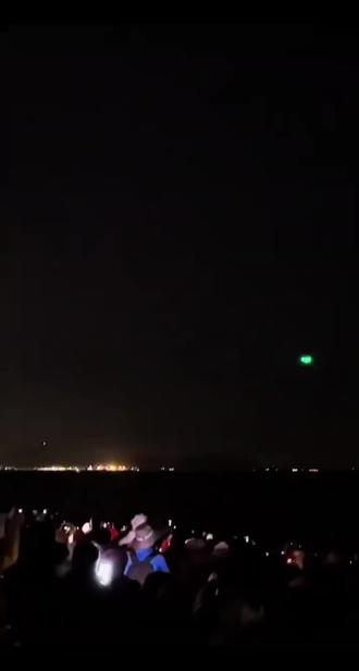 2026厦门金门烟花秀震撼来袭!正月初一晚,双城同步燃放,春满两岸,马到成功。高空焰火璀璨夺目,光影交织如梦如幻,每一帧都是壁纸级浪漫。共赴海峡之约,见证两岸同心,定格最美中国年。#送你一片魔法天空 #厦门金门焰火传情璀璨夜空