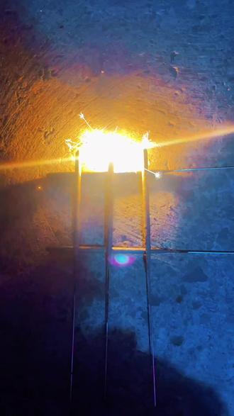 第一颗爱心送#爱心烟花教程 #烟花棒拍照