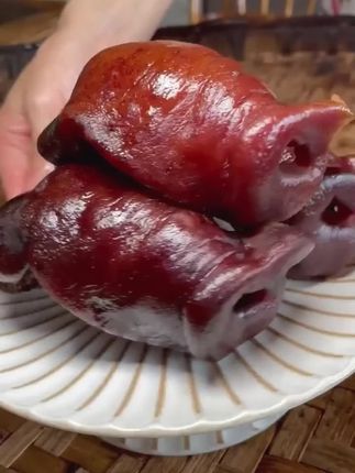 #创作灵感 烟熏猪拱嘴来了,吃起来有淡淡的腊香味,口感有嚼劲,一斤有3到4个,我家大人小孩都很喜欢吃猪拱嘴,你也来尝尝吧#腊猪嘴 #烟熏猪拱嘴 #优质农产品 #地方特色美食