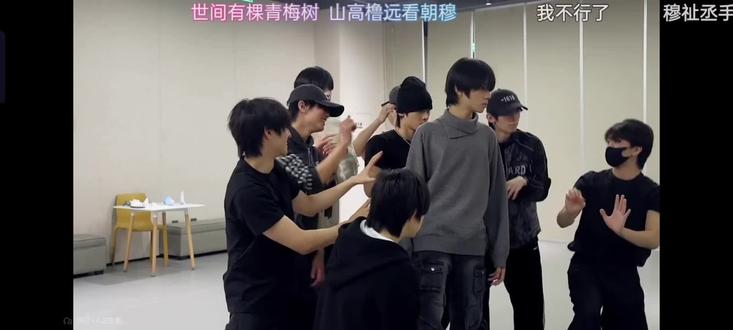 已经到了能调侃的地步吗? 穆祉丞你何意味啊!
:倒吧,摔了22x负责
说完立刻红温!何意味
#橹穆 #豚馒