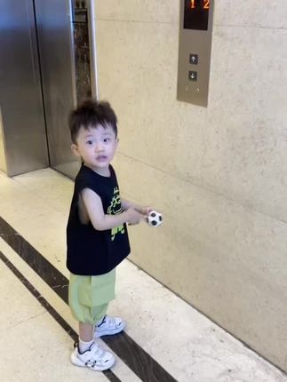长大后这小脚就像安装了马达一样,压根追不上呀#高品质童装 #男童穿搭 #男宝穿搭 #熬过了就好了 #只有宝妈才懂吧