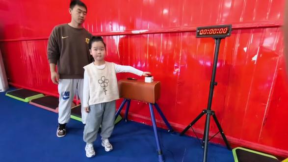 第一次挑战竞速的糖果,
57秒+2秒(一个辅助)+5秒(一个吊环)
非常厉害了👍
成长里不止书本和作业 ,还有阳光 和汗水
美好的年齢
不负童年。 #体育女孩 @飞人体育风暴体能李晨声