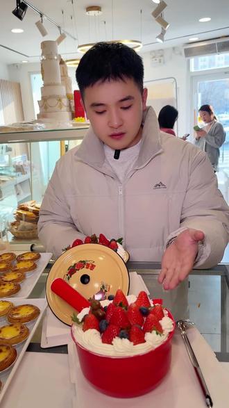 冬天的第一瓢草莓蛋糕,你们都收到了吗?#我的探店日记 #草莓蛋糕 #草莓蛋糕的仪式感 #水瓢草莓蛋糕 #网红糕点