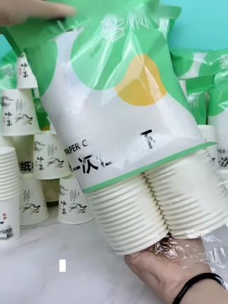 #好物推荐🔥 这个九块九、两百个的一次性加厚纸杯,这两天又有货了,我就赶紧囤了一箱,容量是两百二十八毫升的,图案有好几种,这是心想事成的。茶道的加核的最主要的是非常非常厚实,你听听这声。像在磕木头一样,外面采用优质的原生木浆材质,里面是食品级的零磨纸,底部跟接缝处都是经过高温封底的,咱们倒开水泡茶,不渗漏也不变形。更没有任何的味道跟气味,就这个颜值跟品质,不管是放办公室或者是在家里,咱拿它来招待客人,是不是也显得特别上档次?