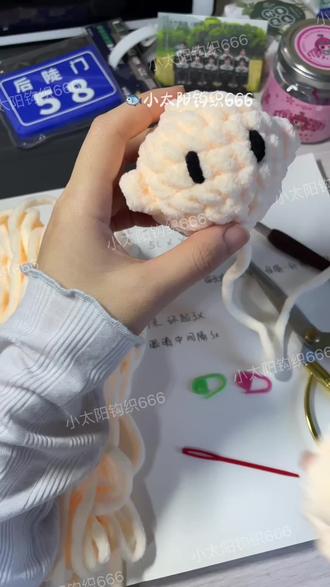 冰条线团子头视频钩织教程|十分钟软fufu
谁能拒绝一个软乎乎的冰条线团子头啊!!10分钟get同款~
准备材料
肤色冰条线、6mm钩针、填充棉、缝合针、记号扣、剪刀
详细教程(提示:详细看视频)
1. 主体1-4圈:环形起针
5X→5V→5(X,V)→5(X,V,X),每圈引拔连接后,起立针的线圈一定要拉紧!不然针目会松散,后续钩织容易歪形;同时第一针以及最后扣记号扣,避免数错针目。
2. 5-7圈:不加不减20X,钩的时候保持手势力度均匀。
3. 第8圈:10A减针,最好是用挑外半针的方式减针。
4. 塞棉+收尾:收尾时每隔一针挑外半针(只穿外侧线),拉长线时慢慢拽,防止线断。
5. 耳朵:环起3X后直接断线留长线,缝合时对齐团子头两侧。
6. 眼睛中间隔3针缝合,放上去反复调整位置和角度。
额外提醒
最重要的一点 钩织一定要买一根好的钩针还有好的线材不然很涩很涩
第一次拍教程类的视频哈哈哈
欢迎评论区晒出你们的成品呀!
#钩针编织 #毛线钩织 #冰条线 #钩针 #钩织教程