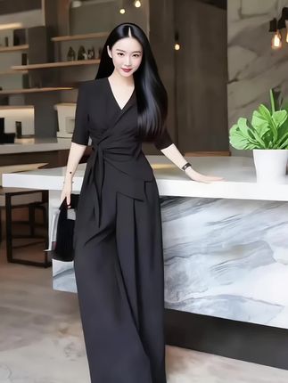 宝子们看过来!这款黑色套装,简直是优雅与干练的代名词。V领设计巧妙修饰颈部线条,露出精致锁骨,洋气又不失端庄。恰到好处的中袖,既遮拜拜肉又显利落。腰部独特的交叉绑带设计,勾勒出纤细腰身,轻松打造沙漏身材。阔腿裤型超绝,走路带风,很好遮盖腿部瑕疵,显高显瘦一步到位。无论是职场通勤,还是出席重要场合,它都能让你气场全开。质感面料垂坠感十足,上身舒适又大气。别犹豫,入手它,开启你的魅力蜕变!#时尚气质穿搭 #潮流时尚穿搭 #高贵优雅  #时尚休闲套装 #高端大气