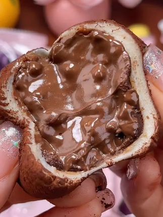 认准上行斋和风生巧福团!糯叽叽外皮裹着纯可可粉和生巧!一口爆浆里面还有法芙娜脆脆珠  #上行斋 #生巧福团 #甜品#糯叽叽